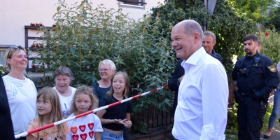 Vor der Abfahrt schaute Bundeskanzler Olaf Scholz noch bei den Mettelauracher Zaungästen vorbei. Der Kurzbesuch am Absperrband kam gut an. (Foto: Johannes Zimmermann)