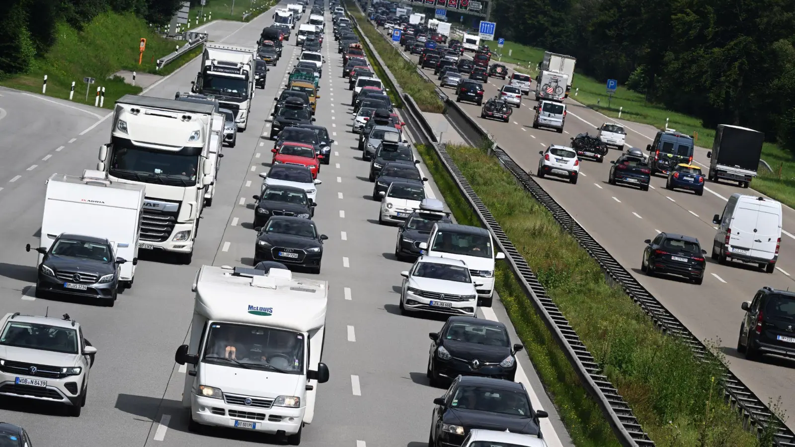 Alle Bundesländer in den Sommerferien: Deutschlandweit erwartet der ADAC ein schlimmes Stauwochenende. (Foto: Felix Hörhager/dpa)