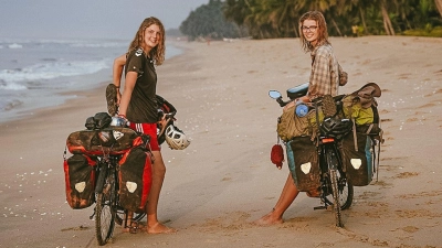 Hannah (links) und Greta Schröder an einem Strand in Ghana. (Foto: Hannah Schröder/dpa)