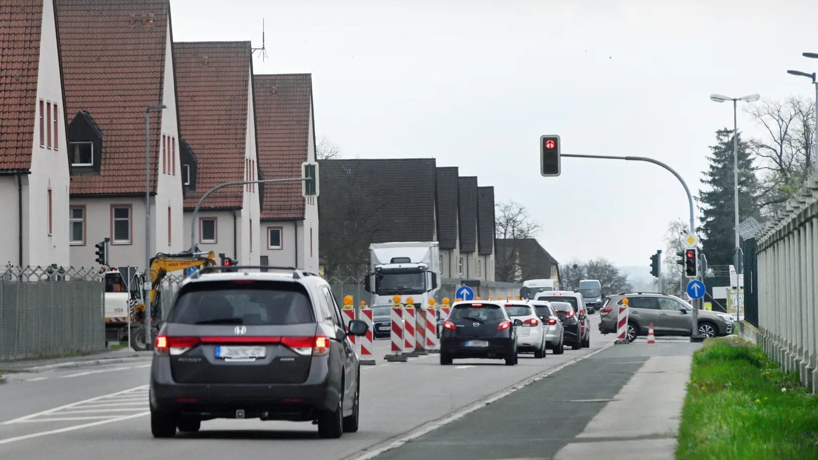 Lästig und aus der Sicht der US-Militärs auch ein Sicherheitsrisiko: Noch wird der Verkehr zwischen der Katterbach-Kaserne (links) und der Bismarck-Kaserne durch eine Ampel geregelt. (Archivfoto: Jim Albright)