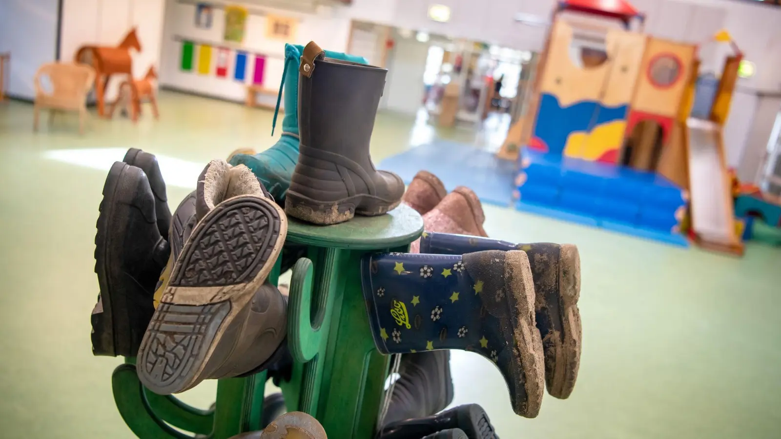 Der Bedarf an Betreuungsplätzen dürfte sich im Osten und Westen Deutschlands der Studie zufolge unterschiedlich entwickeln. (Symbolbild) (Foto: Sina Schuldt/dpa)