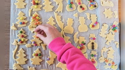 Weihnachtsplätzchen sind bei vielen Menschen in Deutschland sehr beliebt. (Symbolbild) (Foto: Daniel Bockwoldt/dpa)