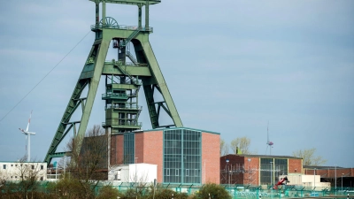 Der Förderturm von Schacht Konrad in Salzgitter. (Foto: Hauke-Christian Dittrich/dpa)