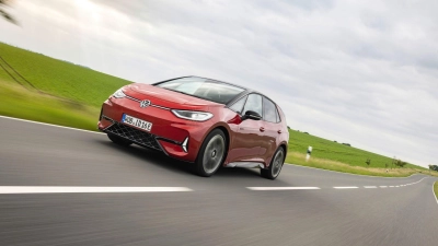 Zum stärkeren Motor gibt es beim ID.3 GTX ein etwas nachgeschärftes Design mit eigener Frontmaske und GTX-Felgen. (Foto: Hendryk Meyer/Volkswagen AG/dpa-tmn)