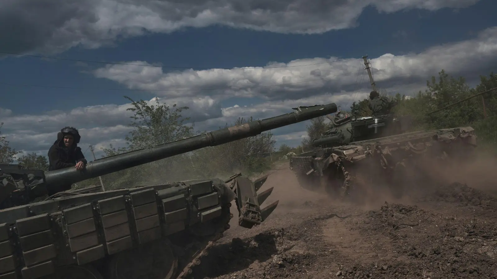 Ukrainische Panzer in der Nähe von Bachmut. (Foto: LIBKOS/AP/dpa)