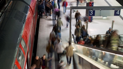 Deutschland ist ein Land der Pendler: Zwei Drittel aller im Jahr 2021 gemeldeten sozialversicherungspflichtig Beschäftigten müssen regelmäßig zum Arbeitsplatz pendeln. (Foto: Kay Nietfeld/dpa)