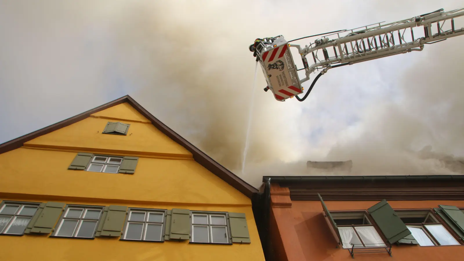 Mit aller Macht verhinderte die Feuerwehr ein Übergreifen des Feuers auf die Nachbargebäude in der eng bebauten Dinkelsbühler Altstadt. (Foto: Martina Haas)