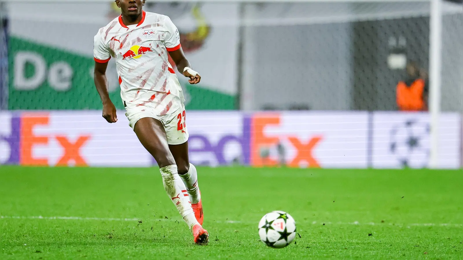 Castello Lukeba sieht mit Jürgen Klopp RB Leipzig titelreif. (Foto: Jan Woitas/dpa)