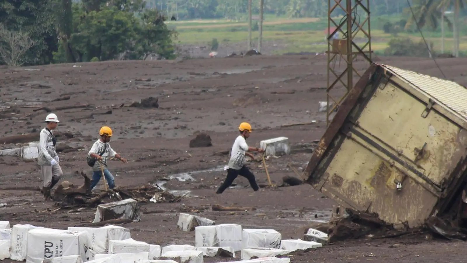 Rettungskräfte suchen nach Opfern nach einer Sturzflut in Tanah Datar. (Foto: Ali Nayaka/AP)