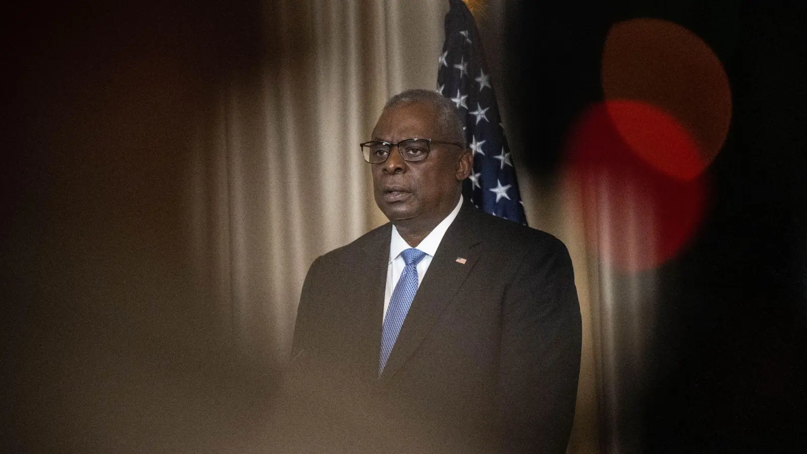 US-Verteidigungsminister Lloyd Austin gibt beim fünften Treffen der Ukraine-Kontaktgruppe auf dem US-Stützpunkt Ramstein ein Schluss-Statement ab. (Foto: Boris Roessler/dpa)