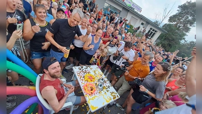 Ein Stück Kuchen und ein Glas alkoholfreier Sekt vor den letzten 12 Kilometern seiner Challenge 120. (Foto: Jens Marx/dpa)