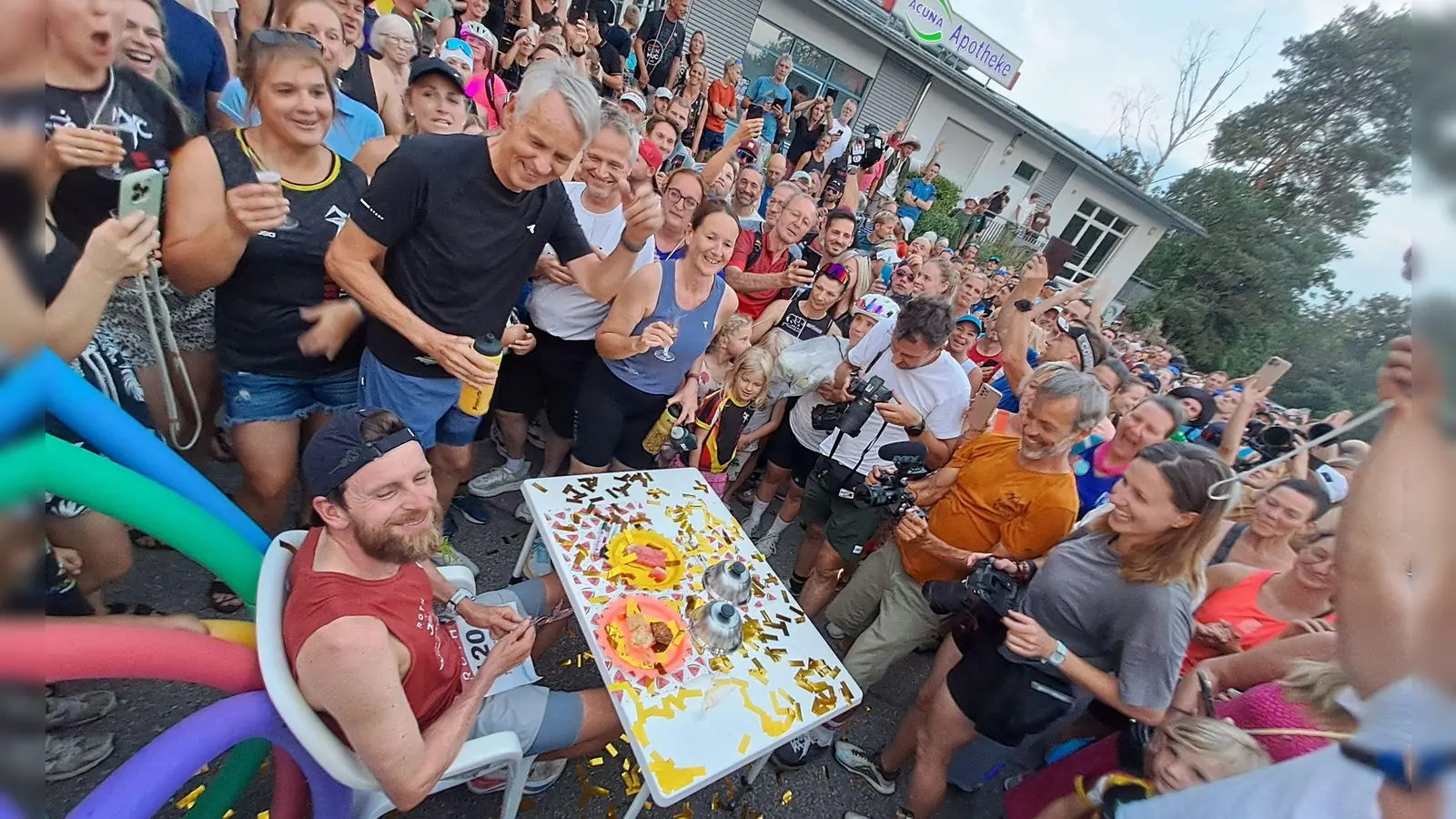 Ein Stück Kuchen und ein Glas alkoholfreier Sekt vor den letzten 12 Kilometern seiner Challenge 120. (Foto: Jens Marx/dpa)