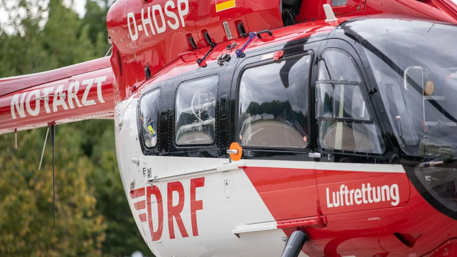 Die Rettungskräfte brachten den Mann mit einem Hubschrauber in das Krankenhaus. (Symbolbild) (Foto: Daniel Karmann/dpa)