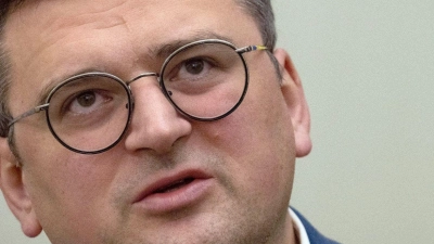 Der ukrainische Außenminister Dmytro Kuleba bemängelt den schleppende Nachschub an Artilleriemunition (Archivbild). (Foto: Efrem Lukatsky/AP/dpa)