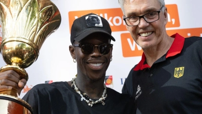 Basketball-Bundestrainer Gordon Herbert sieht Dennis Schröder als prädestinierten Fahnenträger für Olympia 2024. (Foto: Boris Roessler/dpa)