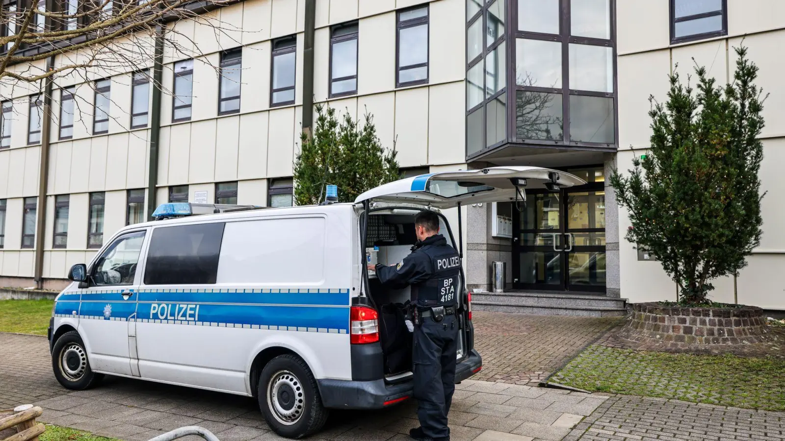 Durchsucht wurde unter anderem in einer Flüchtlingsunterkunft in Essen. (Foto: Christoph Reichwein/dpa)