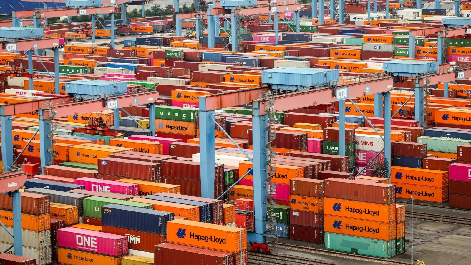 Auch über diese Container im Hamburger Hafen im- und exportiert Deutschland Waren. (Foto: Christian Charisius/dpa)