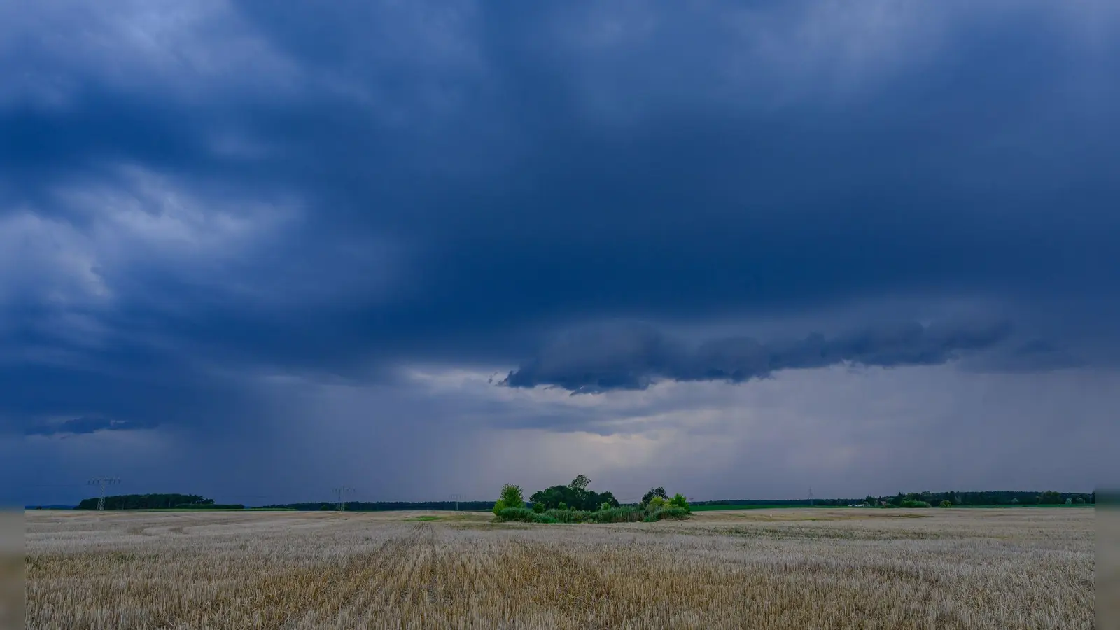 Regen und Sturm erwartet. (Archivbild) (Foto: Patrick Pleul/dpa)