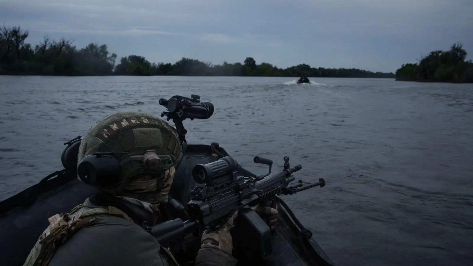 Ukrainische Soldaten auf dem Dnipro nehmen feindliche Stellungen ins Visier. (Archivbild) (Foto: Felipe Dana/AP/dpa)