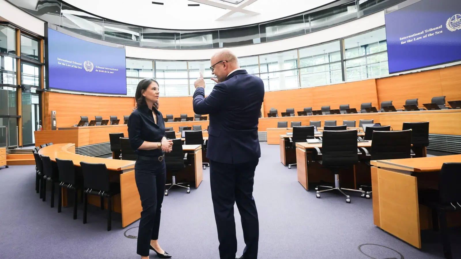 Außenministerin Annalena Baerbock (Grüne) besucht auf ihrer Sommerreise Hamburg. Am Rande kritisiert sie scharf den Umgang von Belarus mit einem Deutschen. (Foto: Christian Charisius/dpa)