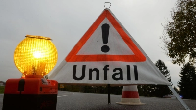 Bei einem Unfall auf der Staatsstraße 2218 bei Dinkelsbühl wurden drei Menschen verletzt. (Symbolbild: Patrick Seeger/dpa)