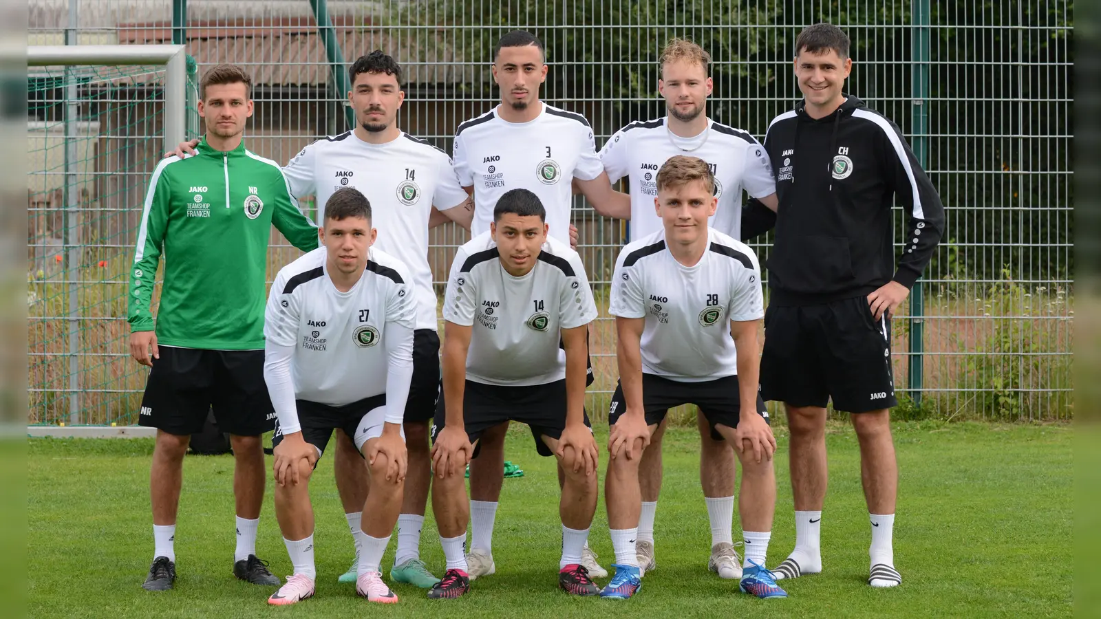 Neuzugänge der SpVgg Ansbach, eingerahmt von Trainer Niklas Reutelhuber (links) und dem Sportlichen Leiter Christoph Hasselmeier (rechts), oben von links: Tarkan Ücüncü, Rhani Abdennour, Noah Krieger. Unten von links: Björn Angermeier, Sebastien Döring, Nico Hayer. (Foto: Alexander Keck)