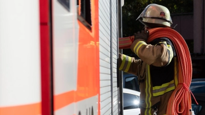 Innerhalb einer halben Stunde konnten die Feuerwehrleute die Flammen löschen. (Symbolbild) (Foto: Anna Ross/dpa)