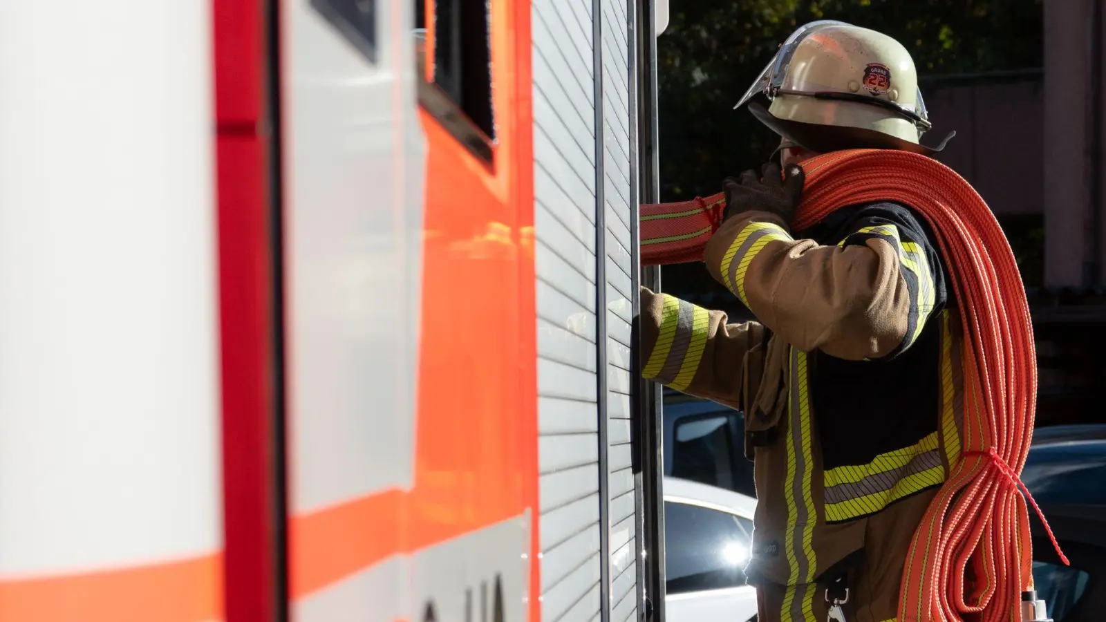 Innerhalb einer halben Stunde konnten die Feuerwehrleute die Flammen löschen. (Symbolbild) (Foto: Anna Ross/dpa)