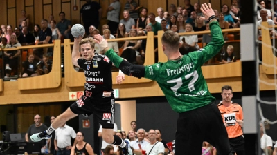 Voll besetzt war die Markgrafenhalle beim Testspiel der Erlanger (am Ball Christopher Bissel) gegen den HC Elbflorenz Dresden mit Torhüter Robin Cantegrel. (Foto: Wolfgang Zink)