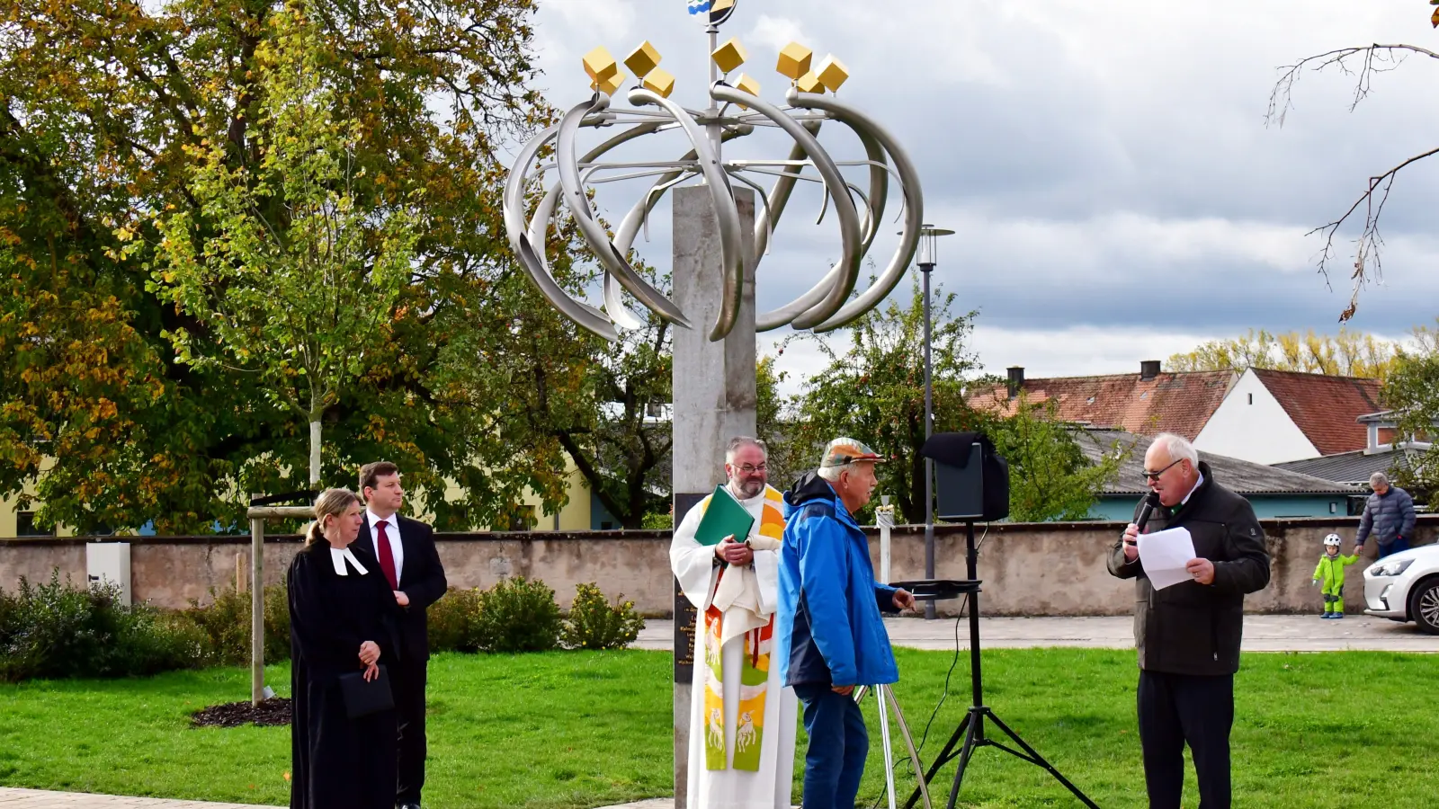 Das neue Abschlussdenkmal macht den Festplatz in Weidenbach noch schöner. (Foto: Erich Kraus)