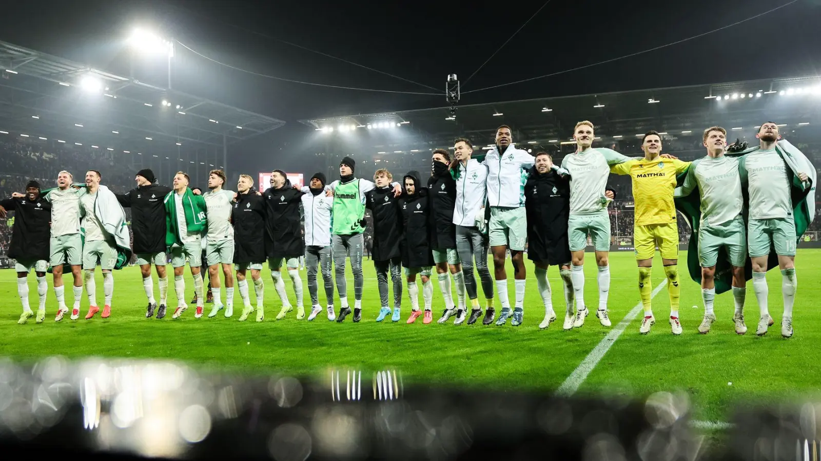 Rundum zufrieden: Werder Bremen feiert nach einem souveränen Sieg in St. Pauli mit den eigenen Fans. (Foto: Christian Charisius/dpa)