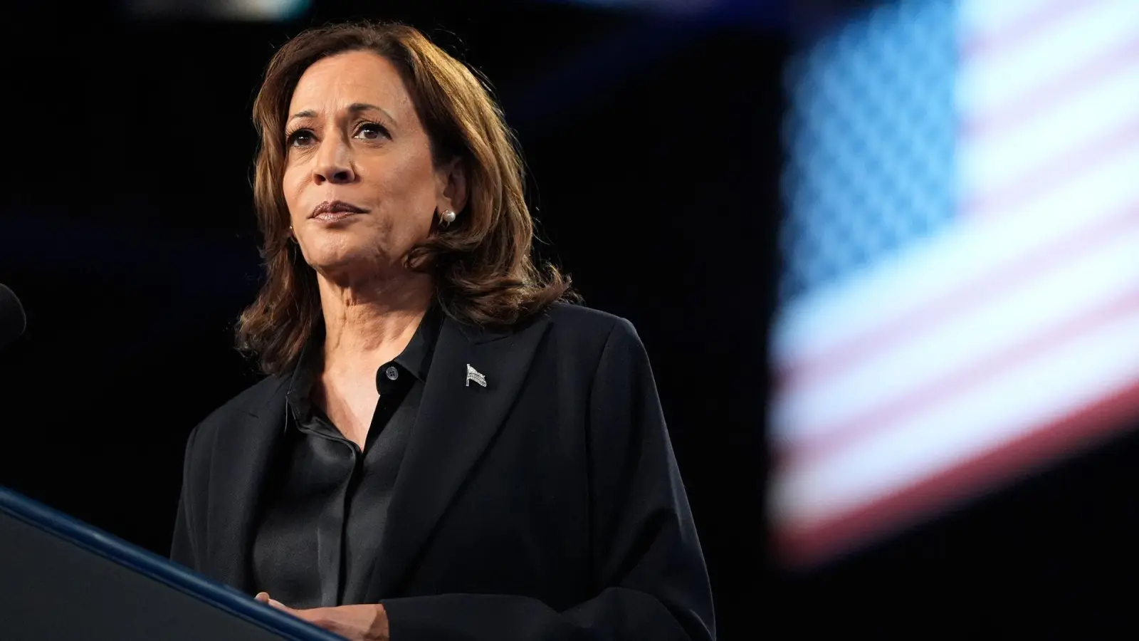 Kamala Harris hat es kurz vor der US-Präsidentschaftswahl erneut auf das Cover der Modezeitschrift „Vogue“ geschafft. (Archivbild) (Foto: Mark Schiefelbein/AP/dpa)