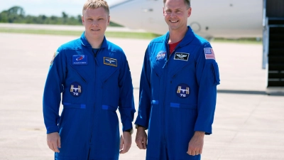 Sollen bis Anfang 2025 auf der ISS bleiben: Aleksandr Gorbunov (l) und Nick Hague. (Foto: John Raoux/AP)