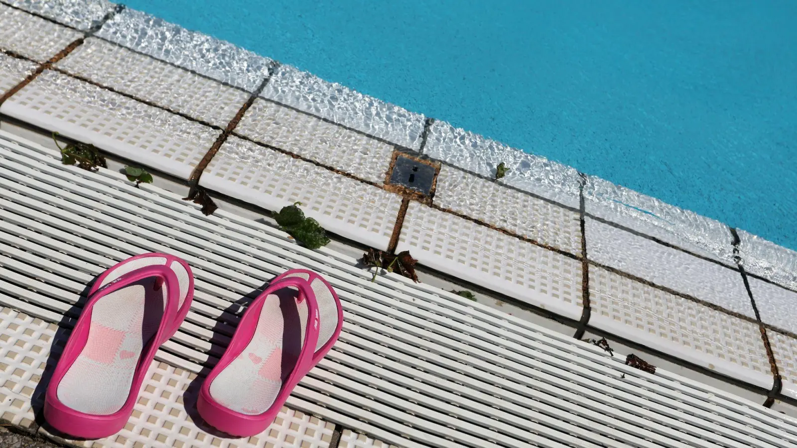 Ein Mann folgte einer 17-Jährigen im Freibad Feuchtwangen erst, dann belästige er sie sexuell. (Symbolbild: Karl-Josef Hildenbrand/dpa)