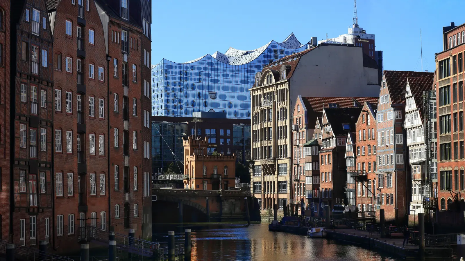 Hamburg historisch und modern auf einen Blick: das Nikolaifleet mit der Elbphilharmonie im Hintergrund. (Foto: Thomas Wirth)