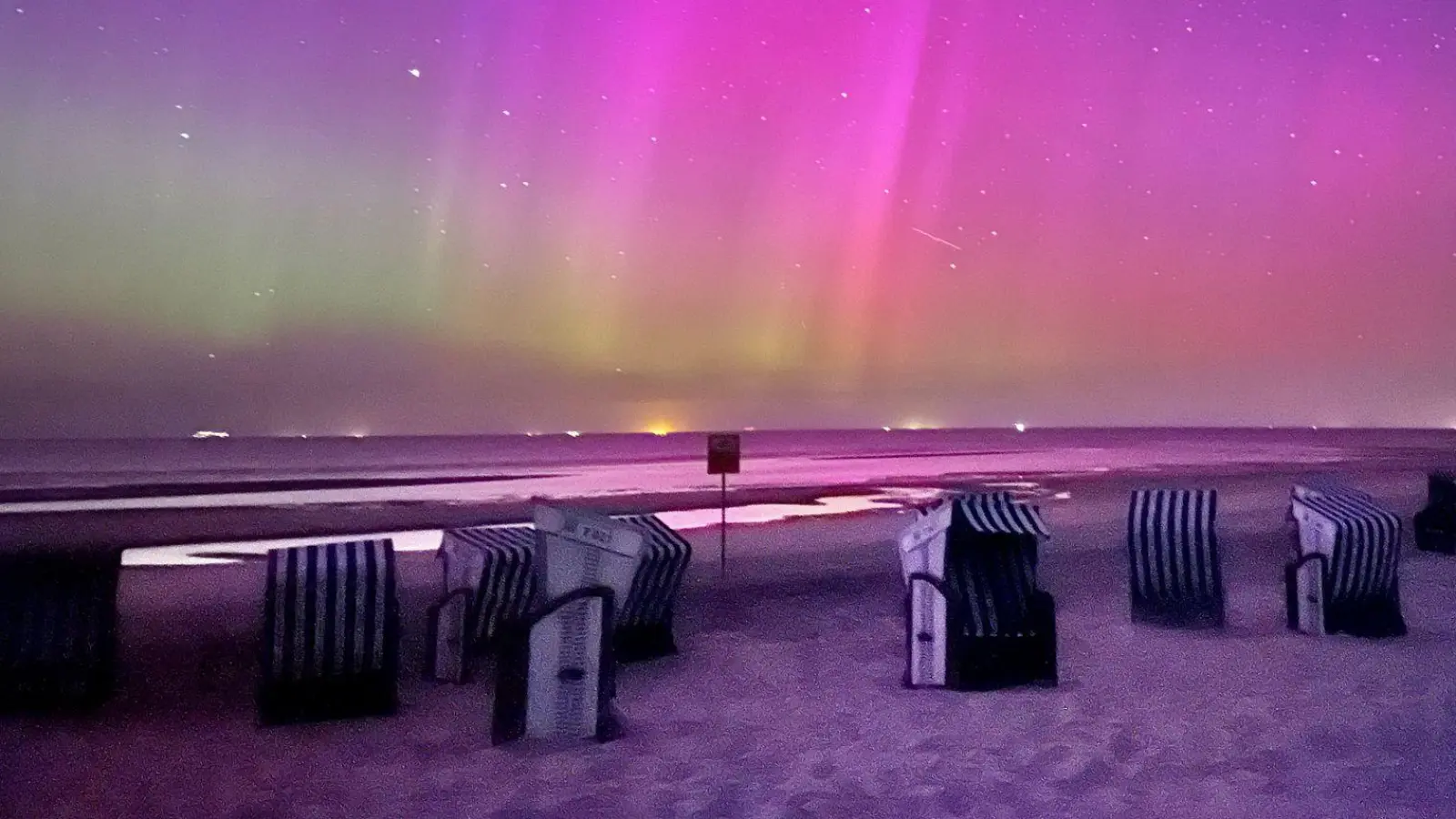 Diese Polarlichter waren im August über der Nordseeinsel Norderney zu sehen. (Archivbild) (Foto: Volker Bartels/dpa)