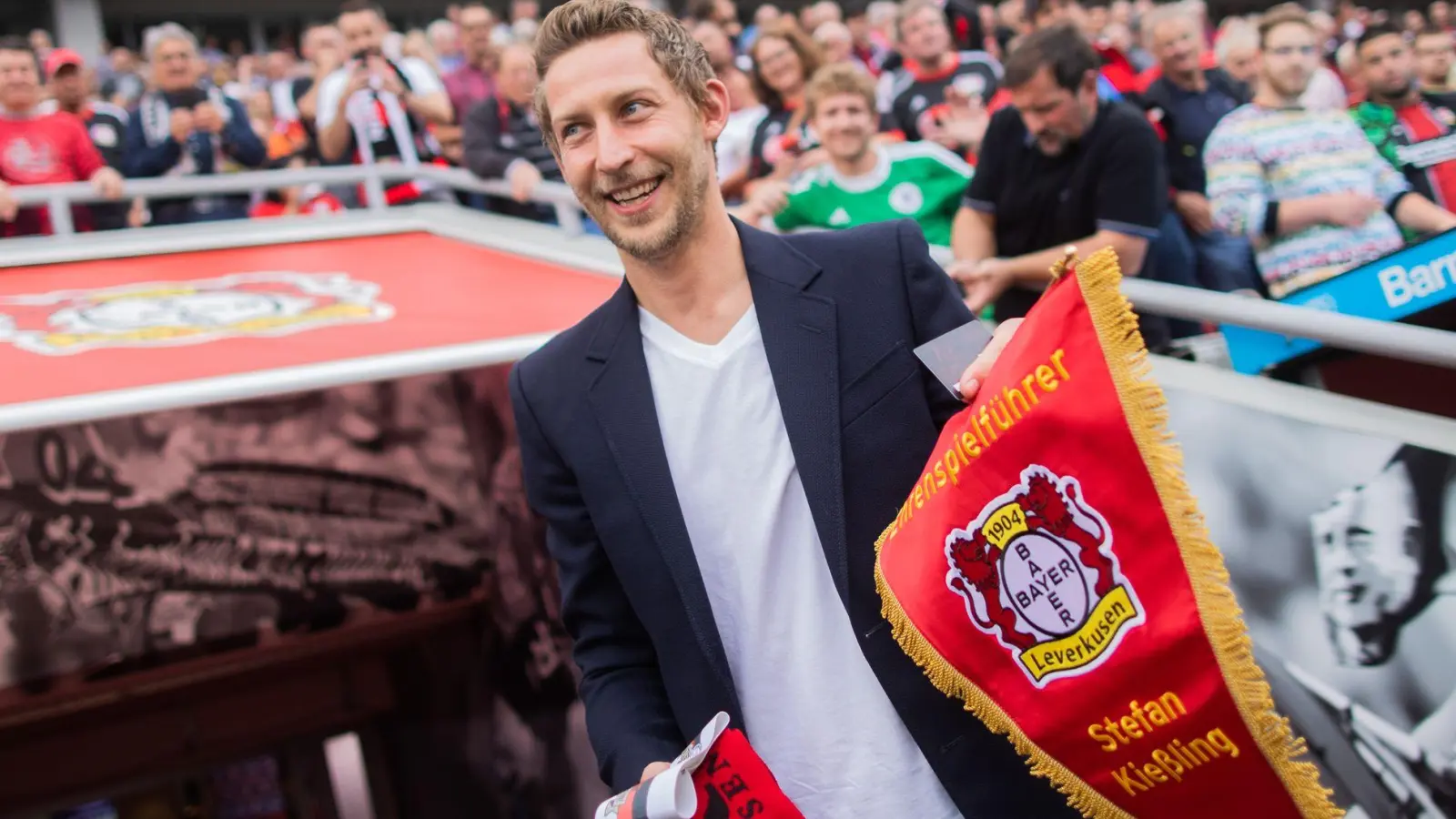 Der Ex-Leverkusener Stefan Kießling freut sich auf das Topspiel gegen die Bayern. (Foto: Rolf Vennenbernd/dpa)