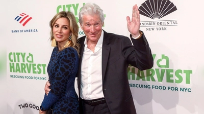 Richard Gere erzählt, dass seine Frau Alejandra Silva ihn bei ihrer ersten Begegnung für einen anderen Hollywoodstar gehalten habe.  (Foto: Andy Kropa/Invision via AP/dpa)