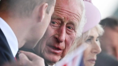 William (l-r), Prinz von Wales, und König Charles III. von Großbritannien nehmen bei der nationalen Gedenkveranstaltung des Vereinigten Königreichs zum 80. Jahrestag des D-Day teil. (Foto: Leon Neal/PA Wire/dpa)