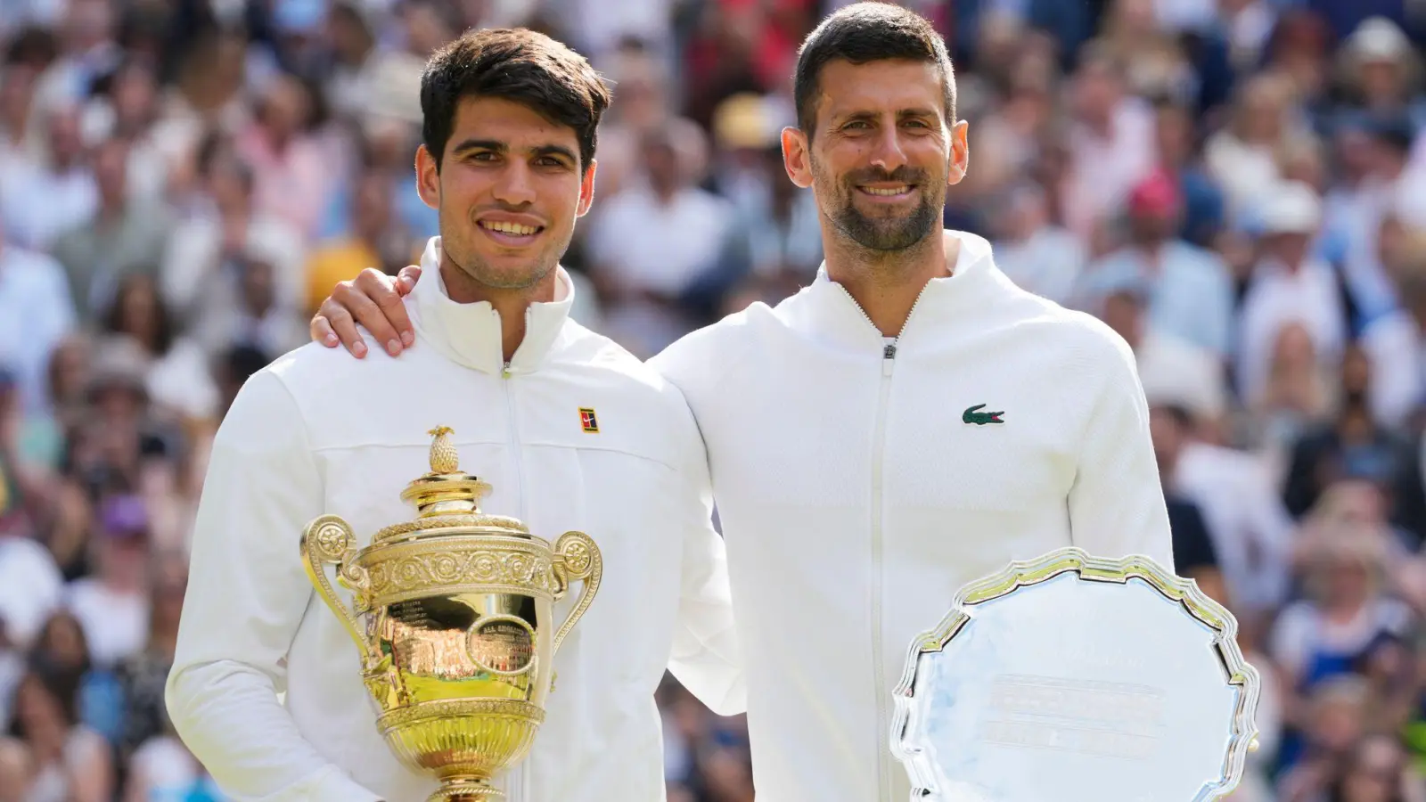 Arm in Arm: Carlos Alcaraz (l) und Novak Djokovic (Foto: Kirsty Wigglesworth/AP)