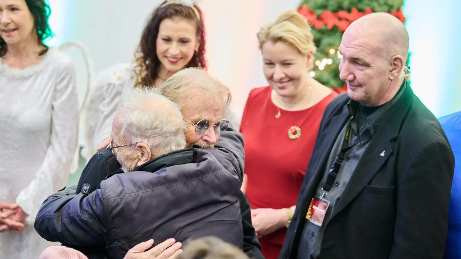 Darf endlich wieder seine Gäste bei der großen Feier herzen: Frank Zander. (Foto: Annette Riedl/dpa)