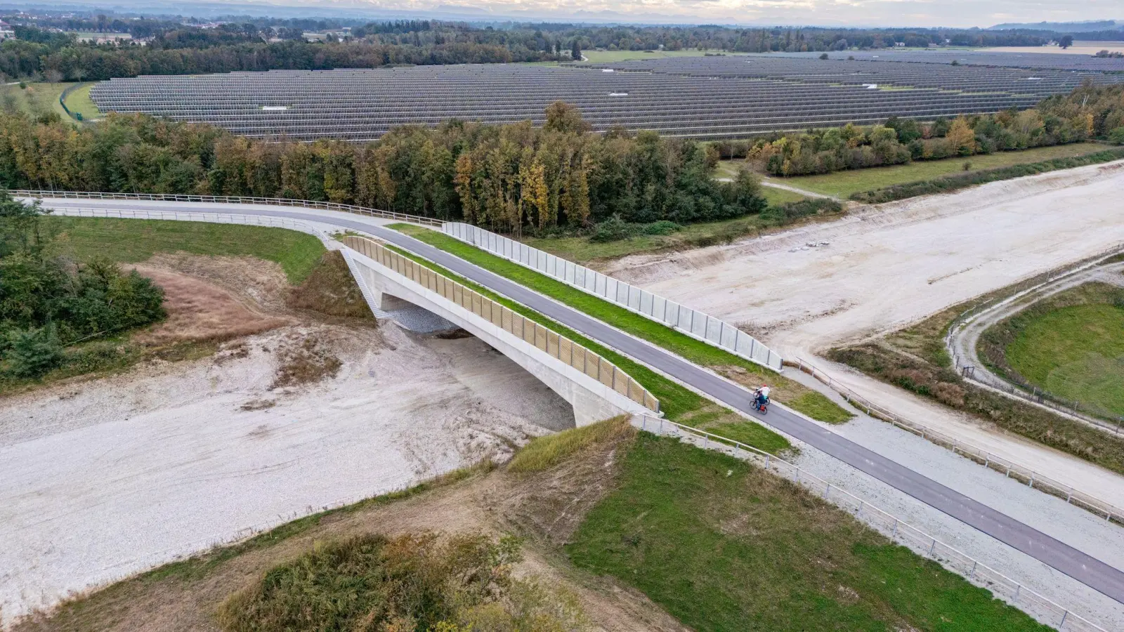 Eine Brücke für Fledermäuse? Muss das sein, fragt der Steuerzahlerbund - und gibt selbst eine Antwort. (Foto: Armin Weigel/dpa)