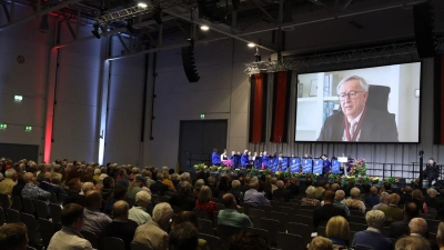 Jean-Claude Juncker, ehemaliger Präsident der Europäischen Kommission, bedankt sich beim 74. Sudetendeutschen Tag in einer Videobotschaft für die Verleihung des Karls-Preises 2024 der Sudetendeutschen Landsmannschaft. (Foto: Karl-Josef Hildenbrand/dpa)