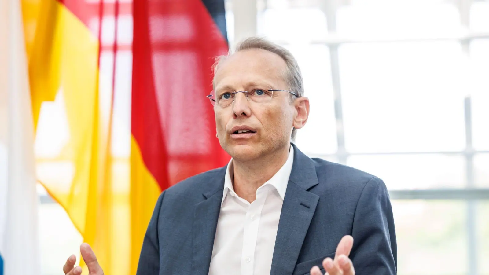 Der bayerische DGB-Vorsitzende Bernhard Stiedl fordert höhere Investitionen unter anderem in Infrastruktur und Wohnungsbau. (Archivbild) (Foto: Matthias Balk/dpa)