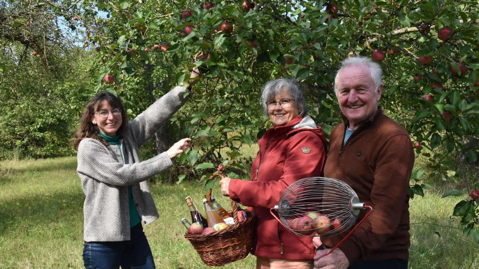 BN-Geschäftsstellenleiterin Sybille Jungwirth (von links), Jutta Grießer von der Streuobstregion am Hesselberg und Kreisvorsitzender Paul Beitzer auf der Streuobstwiese an der Aumühle bei Ansbach. Das Hanggrundstück gehört der BN-Kreisgruppe seit Jahrzehnten. (Foto: Silvia Schäfer)