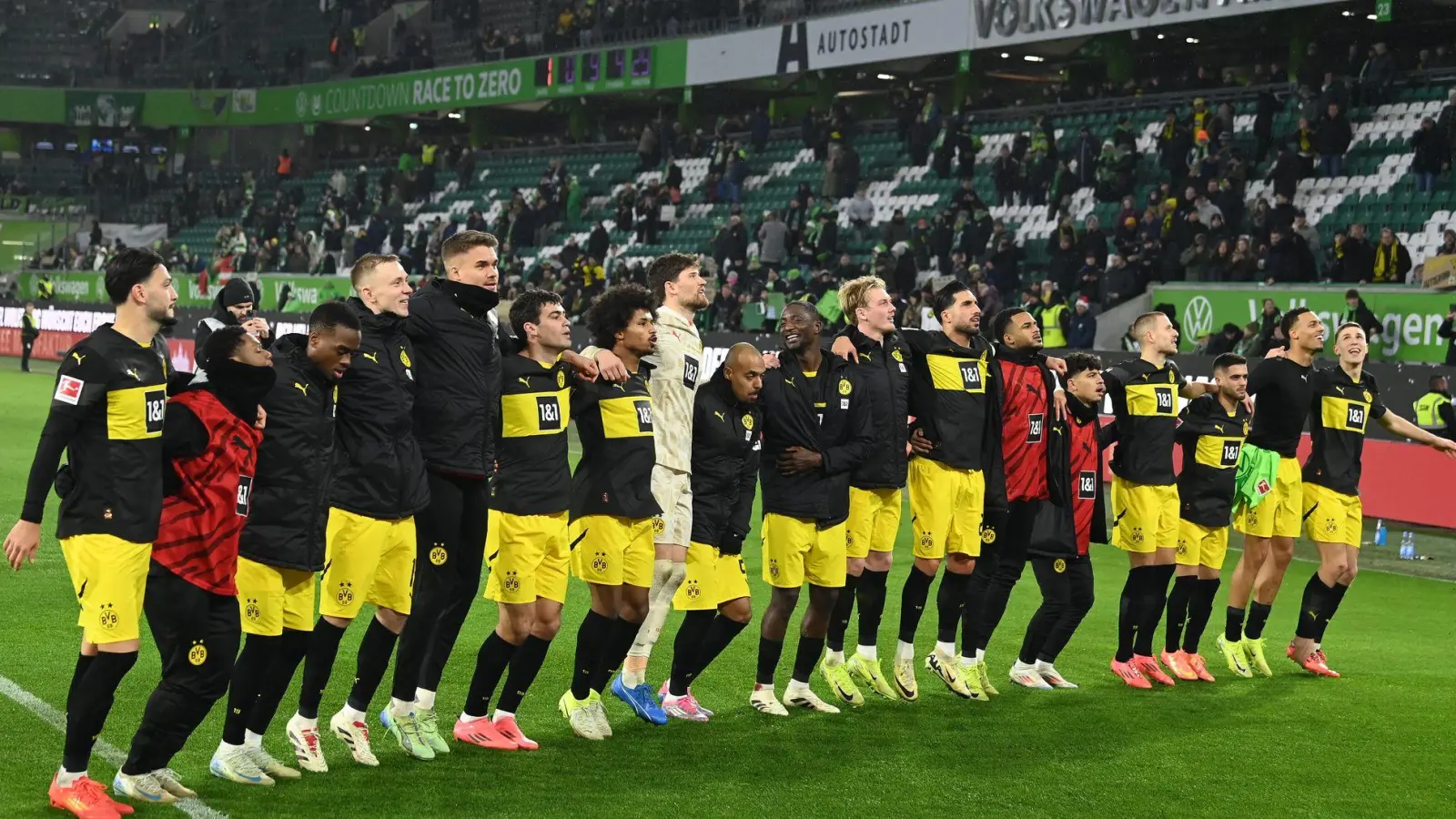 Jubel nach dem letzten Spiel des Jahres: Die Spieler von Borussia Dortmund feiern den 3:1-Sieg in Wolfsburg. (Foto: Swen Pförtner/dpa)