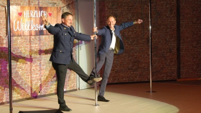 An der Poledance-Stange: Stadtbrandinspektor Frank Kloos (links) und Oberbürgermeister Dr. Christoph Hammer. (Foto: mw)