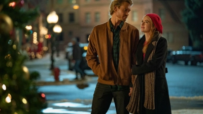 Chad Michael Murray und Britt Robertson im neuen Netflix-Weihnachtsfilm „The Merry Gentlemen“ (Start 20. November) (Foto: Cr. Katrina Marcinowski/Netflix © 2024/dpa)