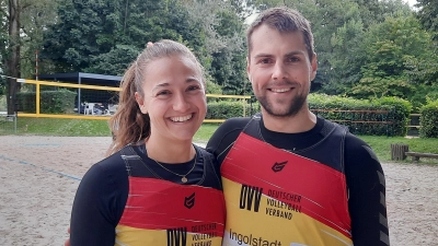 Zufriedenes Lächeln nach einer gelungenen Beachvolleyball-Saison: Sophia Botsch und Felix Dachlauer. (Foto: Norbert Dietrich)