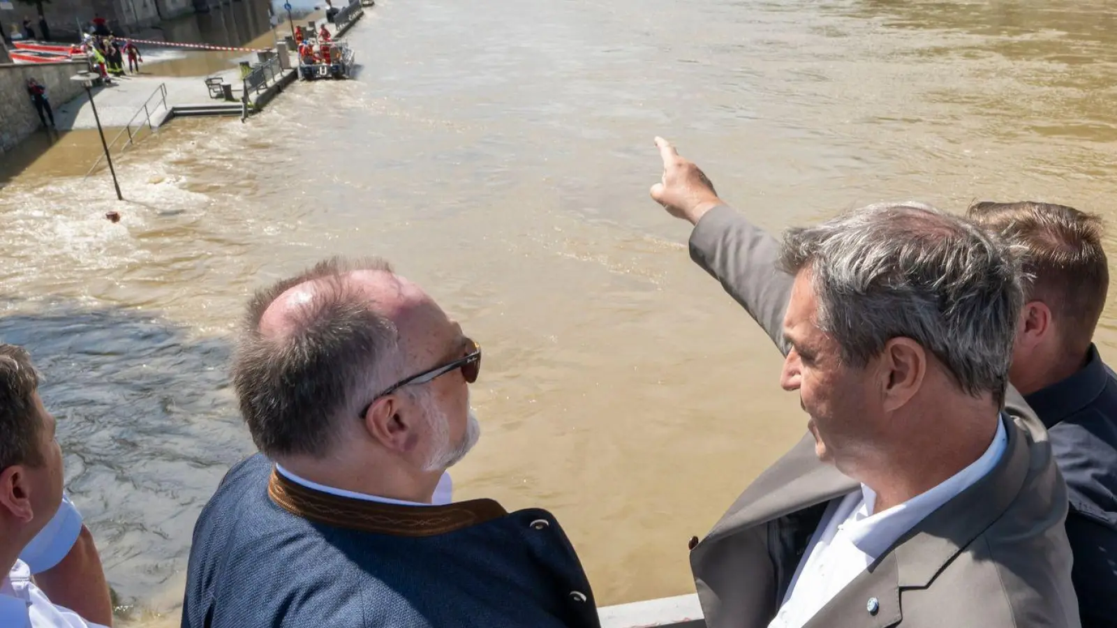 Markus Söder (M, CSU), Ministerpräsident von Bayern, unterhält sich mit Passaus Oberbürgermeister Jürgen Dupper (l, SPD) auf der Prinzregent-Luitpold-Brücke, die sich über die Donau spannt. (Foto: Peter Kneffel/dpa)